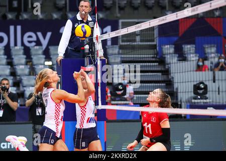 ZADAR, CROATIE - AOÛT 19: Bêta Dumancic de Croatie en action Maja Storck de Suisse pendant le CEV EuroVolley 2021 Pool C match entre la Croatie et la Suisse à la salle Kresimir Cosic à Visnjik Sports Center sur 19 août 2021 à Zadar, Croatie. Photo: Luka Stanzl/PIXSELL Banque D'Images