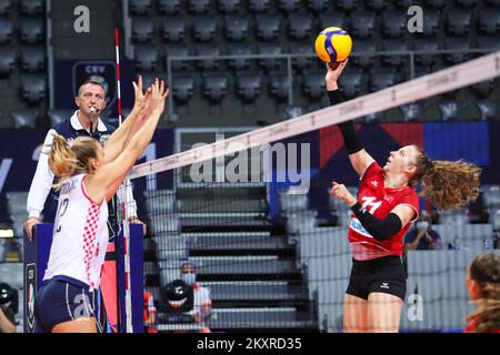 ZADAR, CROATIE - AOÛT 19: Bêta Dumancic de Croatie en action Maja Storck de Suissependant le CEV EuroVolley 2021 Pool C match entre la Croatie et la Suisse à la salle Kressimir Cosic à Visnjik Sports Center sur 19 août 2021 à Zadar, Croatie. Photo: Luka Stanzl/PIXSELL Banque D'Images