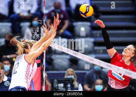 ZADAR, CROATIE - AOÛT 19: Maja Storck de Suisse en action avec Beta Dumancic de Croatie pendant le CEV EuroVolley 2021 Pool C match entre la Croatie et la Suisse à la salle Kresimir Cosic à Visnjik Sports Center sur 19 août 2021 à Zadar, Croatie. Photo: Luka Stanzl/PIXSELL Banque D'Images