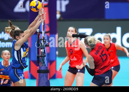 ZADAR, CROATIE - AOÛT 20: Alessia Orro, d'Italie, en action avec Sylvia Nwakalor, du Bélarus, pendant le match de la CEV EuroVolley 2021 Pool C entre l'Italie et le Bélarus, à la salle Kresimir Cosic, au centre sportif de Visnjik sur 20 août 2021, à Zadar, en Croatie. Photo: Luka Stanzl/PIXSELL Banque D'Images