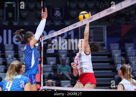 ZADAR, CROATIE - AOÛT 20: Nikola Radosova de Slovaquie en action avec Anet Nemeth de Hongrie pendant le CEV EuroVolley 2021 Pool C match entre la Hongrie et la Slovaquie à la salle Kresimir Cosic à Visnjik Sports Center on 20 août 2021 à Zadar, Croatie. Photo: Luka Stanzl/PIXSELL Banque D'Images