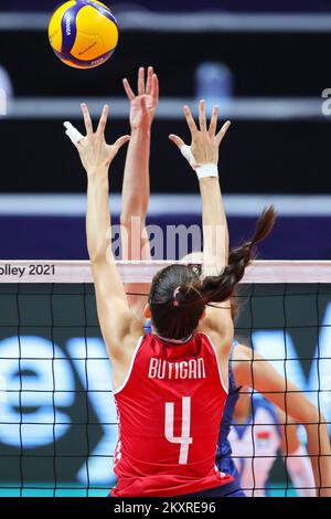 ZADAR, CROATIE - AOÛT 21 : Bozana Butigan, de Croatie, tente de bloquer un pic lors du match de la CEV EuroVolley 2021 Pool C entre le Bélarus et la Croatie au Kresimir Cosic Hall du centre sportif de Visnjik sur 21 août 2021 à Zadar, Croatie. Photo: Luka Stanzl/Pixsell Banque D'Images