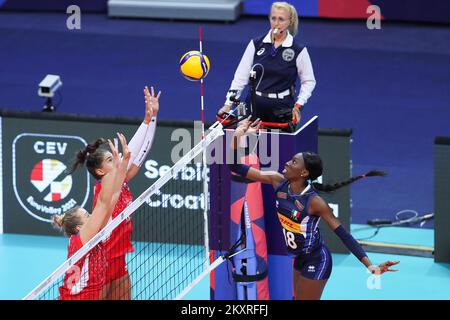 ZADAR, CROATIE - AOÛT 23: Paola Egonu d'Italie pointes pendant le match de la CEV EuroVolley 2021 Pool C entre la Slovaquie et l'Italie à la salle Kresimir Cosic à Visnjik Sports Center on 23 août 2021 à Zadar, Croatie. Photo: Luka Stanzl/PIXSELL Banque D'Images