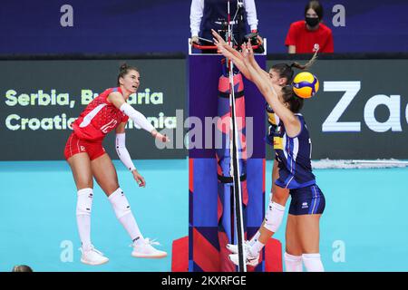 ZADAR, CROATIE - AOÛT 23: Nikola Radosova de Slovaquie pointes pendant le match de la CEV EuroVolley 2021 Pool C entre la Slovaquie et l'Italie à la salle Kresimir Cosic à Visnjik Sports Center on 23 août 2021 à Zadar, Croatie. Photo: Luka Stanzl/PIXSELL Banque D'Images