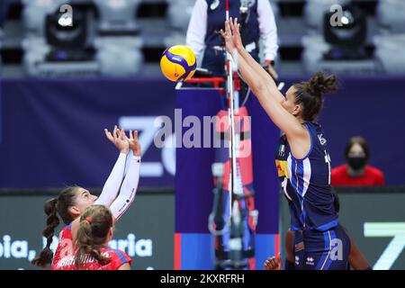 ZADAR, CROATIE - AOÛT 23 : Nikola Radosova de Slovaquie et Anna Danesi d'Italie pendant le match de la CEV EuroVolley 2021 Pool C entre la Slovaquie et l'Italie à la salle Kresimir Cosic du centre sportif de Visnjik sur 23 août 2021 à Zadar, Croatie. Photo: Luka Stanzl/PIXSELL Banque D'Images