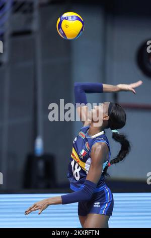 ZADAR, CROATIE - AOÛT 23 : Paola Egonu, d'Italie, sert pendant le match CEV EuroVolley 2021 Pool C entre la Slovaquie et l'Italie à la salle Kresimir Cosic à Visnjik Sports Center on 23 août 2021 à Zadar, Croatie. Photo: Luka Stanzl/PIXSELL Banque D'Images