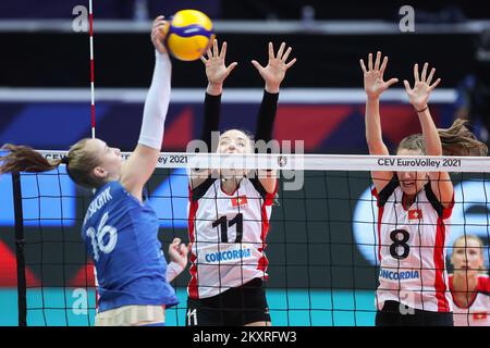 ZADAR, CROATIE - AOÛT 23: Maja Storck et Samira Sulser de Suissan tentent de bloquer un pic de Vera Kastsiuchyk du Bélarus pendant le match CEV EuroVolley 2021 Pool C entre la Suisse et le Bélarus au Kressimir Cosic Hall du Centre sportif de Visnjik sur 23 août 2021 à Zadar, Croatie. Photo: Luka Stanzl/PIXSELL Banque D'Images