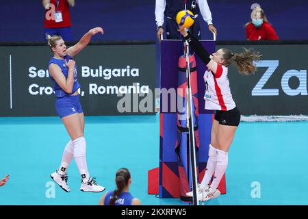 ZADAR, CROATIE - AOÛT 23 : Maja Storck de Suisse bloque un pic de Hanna Klimets, du Bélarus, pendant le match CEV EuroVolley 2021 Pool C entre la Suisse et le Bélarus à la salle Kresimir Cosic du centre sportif de Visnjik sur 23 août 2021 à Zadar, Croatie. Photo: Luka Stanzl/PIXSELL Banque D'Images