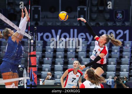 ZADAR, CROATIE - AOÛT 23: Maja Storck de Suisse pointes pendant le match CEV EuroVolley 2021 Pool C entre la Suisse et le Bélarus au Kresimir Cosic Hall du Centre sportif de Visnjik sur 23 août 2021 à Zadar, Croatie. Photo: Luka Stanzl/PIXSELL Banque D'Images