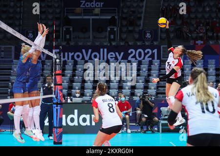 ZADAR, CROATIE - AOÛT 23: Maja Storck de Suisse pointes pendant le match CEV EuroVolley 2021 Pool C entre la Suisse et le Bélarus au Kresimir Cosic Hall du Centre sportif de Visnjik sur 23 août 2021 à Zadar, Croatie. Photo: Luka Stanzl/PIXSELL Banque D'Images