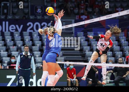 ZADAR, CROATIE - AOÛT 23: Maja Storck de Suisse pointes pendant le match CEV EuroVolley 2021 Pool C entre la Suisse et le Bélarus au Kresimir Cosic Hall du Centre sportif de Visnjik sur 23 août 2021 à Zadar, Croatie. Photo: Luka Stanzl/PIXSELL Banque D'Images