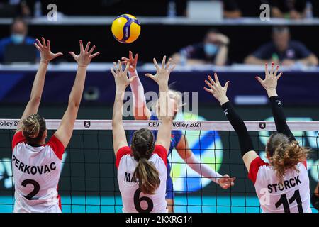 ZADAR, CROATIE - AOÛT 23 : Korina Perkovac, Madlaina Matter, Maja Storck de Suisse, tente de bloquer un pic lors du match CEV EuroVolley 2021 Pool C entre la Suisse et le Bélarus à la salle Kresimir Cosic du centre sportif de Visnjik sur 23 août 2021 à Zadar, Croatie. Photo: Luka Stanzl/PIXSELL Banque D'Images