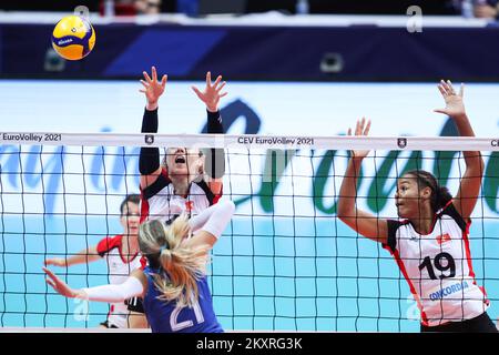 ZADAR, CROATIE - AOÛT 23 : Maja Storck et Godeliv Schwarz, de Suisse, tentent de bloquer un pic lors du match CEV EuroVolley 2021 Pool C entre la Suisse et le Bélarus au Kresimir Cosic Hall du centre sportif de Visnjik sur 23 août 2021 à Zadar, Croatie. Photo: Luka Stanzl/PIXSELL Banque D'Images