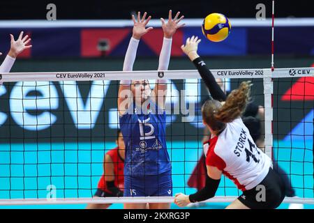 ZADAR, CROATIE - AOÛT 23 : Tatsiana Markevitch, du Bélarus, tente de bloquer un pic de Maja Storck, de Suisse, lors du match CEV EuroVolley 2021 Pool C entre la Suisse et le Bélarus, au Kresimir Cosic Hall, au centre sportif de Visnjik sur 23 août 2021, à Zadar, en Croatie. Photo: Luka Stanzl/PIXSELL Banque D'Images