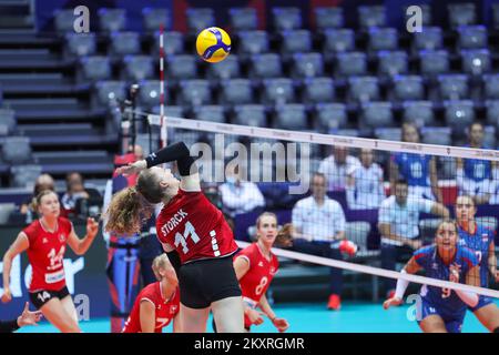 ZADAR, CROATIE - AOÛT 24: Maja Storck de Suisse pointes pendant le match CEV EuroVolley 2021 Pool C entre la Suisse et la Slovaquie au Kresimir Cosic Hall du Centre sportif de Visnjik sur 24 août 2021 à Zadar, Croatie. (Photo de Luka Stanzl/Pixsell/MB Media/Getty Images) Banque D'Images