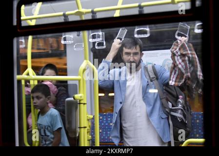 Les personnes qui ont été évacuées d'Afghanistan arrivent à l'aéroport international de Skopje, à Skopje, en Macédoine du Nord, sur 30 août 2021, Après l'entrée des talibans, les insurgés sont entrés dans la capitale afghane, Kaboul. Photo: HaloPix/PIXSELL Banque D'Images