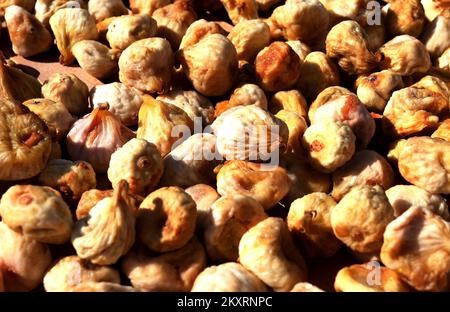 Des figues séchées peuvent être vues sur la photo de Grabastica le 9L septembre 2021. Figues sèches méthode traditionnelle de séchage des figues dans la famille de Cvita et Ivan Bacelic de Grebastica. Les figues récoltées sont disposées sur des cadres en bois, granziola, et séchées au soleil avec le renversement obligatoire des figues afin de sécher uniformément. Photo: Dusko Jaramaz/PIXSELL Banque D'Images