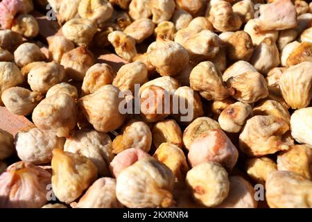 Des figues séchées peuvent être vues sur la photo de Grabastica le 9L septembre 2021. Figues sèches méthode traditionnelle de séchage des figues dans la famille de Cvita et Ivan Bacelic de Grebastica. Les figues récoltées sont disposées sur des cadres en bois, granziola, et séchées au soleil avec le renversement obligatoire des figues afin de sécher uniformément. Photo: Dusko Jaramaz/PIXSELL Banque D'Images