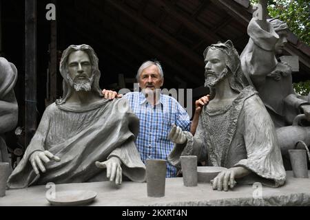 Le constructeur par la profession Petar Kolaric a créé un miracle artistique mondial. Il a fait le dernier souper en béton, avec Jésus et les 12 apôtres un peu plus grand que la taille de la vie (188 à 200 cm), et l'ensemble de l'œuvre d'art pèse environ 4,2 tonnes. Photo à Zdala, Croatie, le 23. Août 2021. Photo:Damir Spehar/PIXSELL Banque D'Images