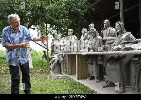 Le constructeur par la profession Petar Kolaric a créé un miracle artistique mondial. Il a fait le dernier souper en béton, avec Jésus et les 12 apôtres un peu plus grand que la taille de la vie (188 à 200 cm), et l'ensemble de l'œuvre d'art pèse environ 4,2 tonnes. Photo à Zdala, Croatie, le 23. Août 2021. Photo:Damir Spehar/PIXSELL Banque D'Images