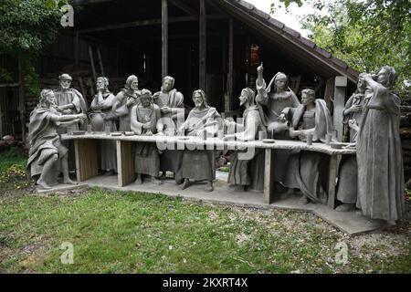 Le constructeur par la profession Petar Kolaric a créé un miracle artistique mondial. Il a fait le dernier souper en béton, avec Jésus et les 12 apôtres un peu plus grand que la taille de la vie (188 à 200 cm), et l'ensemble de l'œuvre d'art pèse environ 4,2 tonnes. Photo à Zdala, Croatie, le 23. Août 2021. Photo:Damir Spehar/PIXSELL Banque D'Images