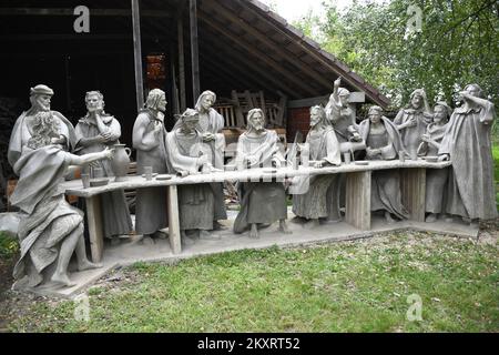 Le constructeur par la profession Petar Kolaric a créé un miracle artistique mondial. Il a fait le dernier souper en béton, avec Jésus et les 12 apôtres un peu plus grand que la taille de la vie (188 à 200 cm), et l'ensemble de l'œuvre d'art pèse environ 4,2 tonnes. Photo à Zdala, Croatie, le 23. Août 2021. Photo:Damir Spehar/PIXSELL Banque D'Images