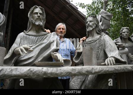 Le constructeur par la profession Petar Kolaric a créé un miracle artistique mondial. Il a fait le dernier souper en béton, avec Jésus et les 12 apôtres un peu plus grand que la taille de la vie (188 à 200 cm), et l'ensemble de l'œuvre d'art pèse environ 4,2 tonnes. Photo à Zdala, Croatie, le 23. Août 2021. Photo:Damir Spehar/PIXSELL Banque D'Images