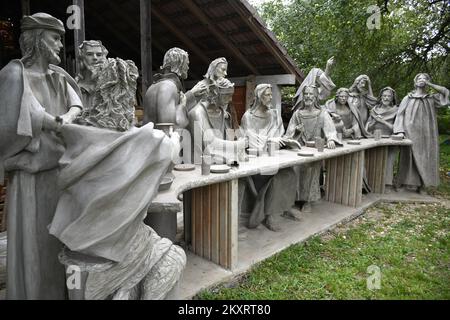 Le constructeur par la profession Petar Kolaric a créé un miracle artistique mondial. Il a fait le dernier souper en béton, avec Jésus et les 12 apôtres un peu plus grand que la taille de la vie (188 à 200 cm), et l'ensemble de l'œuvre d'art pèse environ 4,2 tonnes. Photo à Zdala, Croatie, le 23. Août 2021. Photo:Damir Spehar/PIXSELL Banque D'Images