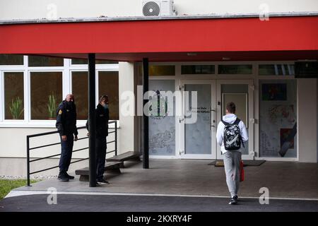 Les gardes de sécurité à l'entrée de l'école primaire Krapinske toplice dans la municipalité de Krapinske toplice en Croatie le 13. Septembre 2021. Les gardes de sécurité à l'entrée de l'école après que plusieurs parents ont protesté parce qu'ils ne voulaient pas que leurs enfants portent des masques protecteurs. Photo: Zeljko Hladika/PIXSELL Banque D'Images