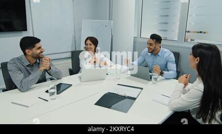 Homme d'affaires arabe motivé, chef d'équipe, expliquant la stratégie de développement de l'entreprise à de jeunes collègues divers. Des gens d'affaires multiraciaux réussis Banque D'Images