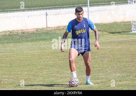 Cristian Romero de Tottenham pendant une session de formation à Dubrovnik, Croatie, sur 14 septembre 2021. Trois joueurs de Tottenham subissent leur quarantaine obligatoire de dix jours avant de retourner au Royaume-Uni. La semaine dernière, le duo argentin Spurs était avec l'équipe nationale au Brésil dans les qualificatifs de coupe du monde, mais ce super derby des qualificatifs sud-américains a été interrompu en raison des règles de quarantaine avait été violé. En raison de la variante delta du coronavirus, qui est répandue en Grande-Bretagne, les Sud-Américains ont prescrit 14 jours de quarantaine à toute personne venant du Royaume-Uni. Banque D'Images