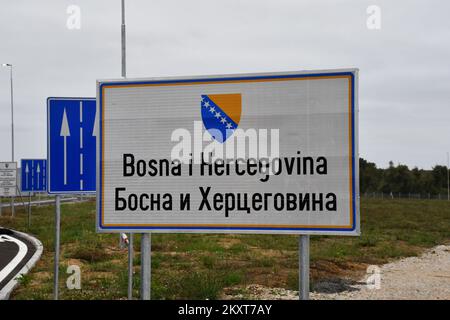 Le pont Svilaj de 660 mètres de long traversant la rivière Sava reliant Svilaj en Croatie à Donji Svilaj en Bosnie-Herzégovine s'est ouvert à la circulation, à Svilaj, en Croatie, sur 20 septembre 2021. Le pont de 29 mètres de large avec six voies se trouve sur la route paneuropéenne du couloir de VC entre Budapest via Osijek et Sarajevo jusqu'au port maritime croate de Ploce. Photo: Ivica Galovic/PIXSELL Banque D'Images