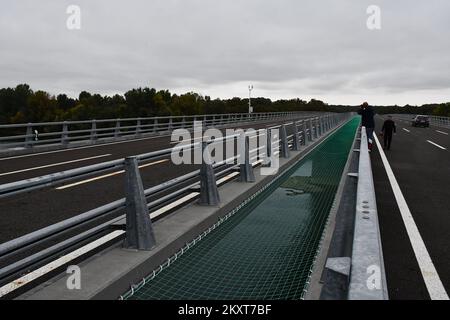 Le pont Svilaj de 660 mètres de long traversant la rivière Sava reliant Svilaj en Croatie à Donji Svilaj en Bosnie-Herzégovine s'est ouvert à la circulation, à Svilaj, en Croatie, sur 20 septembre 2021. Le pont de 29 mètres de large avec six voies se trouve sur la route paneuropéenne du couloir de VC entre Budapest via Osijek et Sarajevo jusqu'au port maritime croate de Ploce. Photo: Ivica Galovic/PIXSELL Banque D'Images