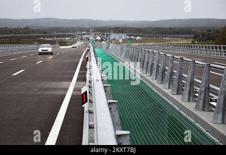 Le pont Svilaj de 660 mètres de long traversant la rivière Sava reliant Svilaj en Croatie à Donji Svilaj en Bosnie-Herzégovine s'est ouvert à la circulation, à Svilaj, en Croatie, sur 20 septembre 2021. Le pont de 29 mètres de large avec six voies se trouve sur la route paneuropéenne du couloir de VC entre Budapest via Osijek et Sarajevo jusqu'au port maritime croate de Ploce. Photo: Ivica Galovic/PIXSELL Banque D'Images