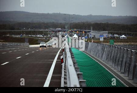 Le pont Svilaj de 660 mètres de long traversant la rivière Sava reliant Svilaj en Croatie à Donji Svilaj en Bosnie-Herzégovine s'est ouvert à la circulation, à Svilaj, en Croatie, sur 20 septembre 2021. Le pont de 29 mètres de large avec six voies se trouve sur la route paneuropéenne du couloir de VC entre Budapest via Osijek et Sarajevo jusqu'au port maritime croate de Ploce. Photo: Ivica Galovic/PIXSELL Banque D'Images