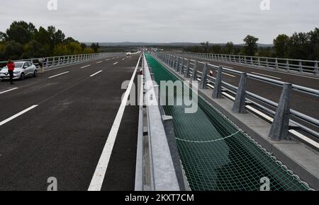 Le pont Svilaj de 660 mètres de long traversant la rivière Sava reliant Svilaj en Croatie à Donji Svilaj en Bosnie-Herzégovine s'est ouvert à la circulation, à Svilaj, en Croatie, sur 20 septembre 2021. Le pont de 29 mètres de large avec six voies se trouve sur la route paneuropéenne du couloir de VC entre Budapest via Osijek et Sarajevo jusqu'au port maritime croate de Ploce. Photo: Ivica Galovic/PIXSELL Banque D'Images