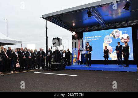 Le Premier ministre croate Andrej Plenkovic parle lors d'une ouverture du pont Svilaj de 660 mètres de long traversant la rivière Sava reliant Svilaj en Croatie à Donji Svilaj en Bosnie-Herzégovine, à Svilaj, en Croatie, sur 20 septembre 2021. Le pont de 29 mètres de large avec six voies se trouve sur la route paneuropéenne du couloir de VC entre Budapest via Osijek et Sarajevo jusqu'au port maritime croate de Ploce. Photo: Ivica Galovic/PIXSELL Banque D'Images