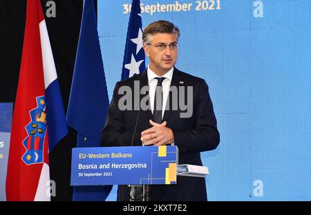 Le Premier ministre croate Andrej Plenkovic parle lors de l'ouverture d'un pont Svilaj de 660 mètres de long traversant le fleuve Sava reliant Svilaj en Croatie avec Donji Svilaj en Bosnie-Herzégovine, à Svilaj, en Croatie, sur 20 septembre 2021. Le pont de 29 mètres de large avec six voies se trouve sur la route paneuropéenne du couloir de VC entre Budapest via Osijek et Sarajevo jusqu'au port maritime croate de Ploce. Photo: Ivica Galovic/PIXSELL Banque D'Images