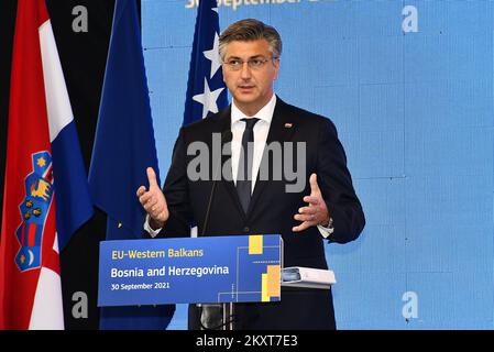 Le Premier ministre croate Andrej Plenkovic parle lors de l'ouverture d'un pont Svilaj de 660 mètres de long traversant le fleuve Sava reliant Svilaj en Croatie avec Donji Svilaj en Bosnie-Herzégovine, à Svilaj, en Croatie, sur 20 septembre 2021. Le pont de 29 mètres de large avec six voies se trouve sur la route paneuropéenne du couloir de VC entre Budapest via Osijek et Sarajevo jusqu'au port maritime croate de Ploce. Photo: Ivica Galovic/PIXSELL Banque D'Images