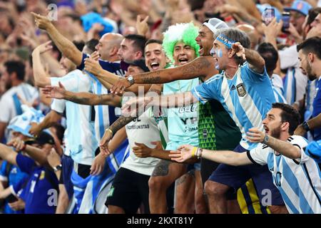 Doha, Qatar. 30th novembre 2022. Les fans argentins soutiennent leur équipe lors du match C de la coupe du monde de la FIFA 2022 au stade 974 de Doha, au Qatar, sur 30 novembre 2022. Photo de Chris Brunskill/UPI crédit: UPI/Alay Live News Banque D'Images