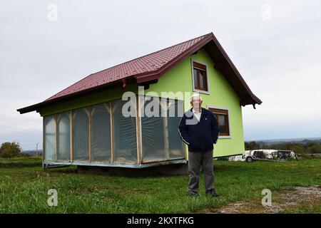 SRBAC (BOSNIE ET HEZEGOVINA SUR 08. Octobre 2021. - Cherchant à plaire à sa femme qui avait souhaité une vue plus diversifiée de leur maison familiale, un innovateur bosniaque autodidacte, Vojin Kusic, a construit une maison tournante, lui permettant de regarder un soleil levant dans un instant et des passants dans le prochain. La maison peut faire un cercle complet pendant 24 heures quand elle est à la vitesse la plus lente, tandis qu'à la rotation la plus rapide elle peut faire un cercle complet en 22 secondes. Photo: Ivica Galovic/PIXSELL Banque D'Images