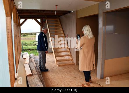 SRBAC (BOSNIE ET HEZEGOVINA SUR 08. Octobre 2021. - Cherchant à plaire à sa femme qui avait souhaité une vue plus diversifiée de leur maison familiale, un innovateur bosniaque autodidacte, Vojin Kusic, a construit une maison tournante, lui permettant de regarder un soleil levant dans un instant et des passants dans le prochain. La maison peut faire un cercle complet pendant 24 heures quand elle est à la vitesse la plus lente, tandis qu'à la rotation la plus rapide elle peut faire un cercle complet en 22 secondes. Photo: Ivica Galovic/PIXSELL Banque D'Images