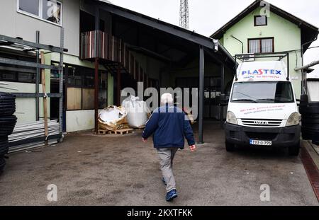 SRBAC (BOSNIE ET HEZEGOVINA SUR 08. Octobre 2021. - Cherchant à plaire à sa femme qui avait souhaité une vue plus diversifiée de leur maison familiale, un innovateur bosniaque autodidacte, Vojin Kusic, a construit une maison tournante, lui permettant de regarder un soleil levant dans un instant et des passants dans le prochain. La maison peut faire un cercle complet pendant 24 heures quand elle est à la vitesse la plus lente, tandis qu'à la rotation la plus rapide elle peut faire un cercle complet en 22 secondes. Photo: Ivica Galovic/PIXSELL Banque D'Images