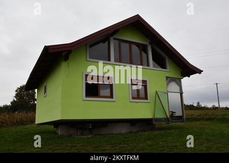 SRBAC (BOSNIE ET HEZEGOVINA SUR 08. Octobre 2021. - Cherchant à plaire à sa femme qui avait souhaité une vue plus diversifiée de leur maison familiale, un innovateur bosniaque autodidacte, Vojin Kusic, a construit une maison tournante, lui permettant de regarder un soleil levant dans un instant et des passants dans le prochain. La maison peut faire un cercle complet pendant 24 heures quand elle est à la vitesse la plus lente, tandis qu'à la rotation la plus rapide elle peut faire un cercle complet en 22 secondes. Photo: Ivica Galovic/PIXSELL Banque D'Images