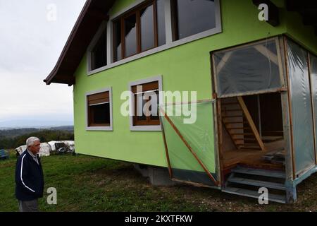 SRBAC (BOSNIE ET HEZEGOVINA SUR 08. Octobre 2021. - Cherchant à plaire à sa femme qui avait souhaité une vue plus diversifiée de leur maison familiale, un innovateur bosniaque autodidacte, Vojin Kusic, a construit une maison tournante, lui permettant de regarder un soleil levant dans un instant et des passants dans le prochain. La maison peut faire un cercle complet pendant 24 heures quand elle est à la vitesse la plus lente, tandis qu'à la rotation la plus rapide elle peut faire un cercle complet en 22 secondes. Photo: Ivica Galovic/PIXSELL Banque D'Images