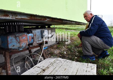 SRBAC (BOSNIE ET HEZEGOVINA SUR 08. Octobre 2021. - Cherchant à plaire à sa femme qui avait souhaité une vue plus diversifiée de leur maison familiale, un innovateur bosniaque autodidacte, Vojin Kusic, a construit une maison tournante, lui permettant de regarder un soleil levant dans un instant et des passants dans le prochain. La maison peut faire un cercle complet pendant 24 heures quand elle est à la vitesse la plus lente, tandis qu'à la rotation la plus rapide elle peut faire un cercle complet en 22 secondes. Photo: Ivica Galovic/PIXSELL Banque D'Images