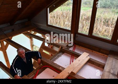 SRBAC (BOSNIE ET HEZEGOVINA SUR 08. Octobre 2021. - Cherchant à plaire à sa femme qui avait souhaité une vue plus diversifiée de leur maison familiale, un innovateur bosniaque autodidacte, Vojin Kusic, a construit une maison tournante, lui permettant de regarder un soleil levant dans un instant et des passants dans le prochain. La maison peut faire un cercle complet pendant 24 heures quand elle est à la vitesse la plus lente, tandis qu'à la rotation la plus rapide elle peut faire un cercle complet en 22 secondes. Photo: Ivica Galovic/PIXSELL Banque D'Images