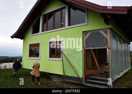 SRBAC (BOSNIE ET HEZEGOVINA SUR 08. Octobre 2021. - Cherchant à plaire à sa femme qui avait souhaité une vue plus diversifiée de leur maison familiale, un innovateur bosniaque autodidacte, Vojin Kusic, a construit une maison tournante, lui permettant de regarder un soleil levant dans un instant et des passants dans le prochain. La maison peut faire un cercle complet pendant 24 heures quand elle est à la vitesse la plus lente, tandis qu'à la rotation la plus rapide elle peut faire un cercle complet en 22 secondes. Photo: Ivica Galovic/PIXSELL Banque D'Images