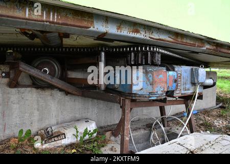 SRBAC (BOSNIE ET HEZEGOVINA SUR 08. Octobre 2021. - Cherchant à plaire à sa femme qui avait souhaité une vue plus diversifiée de leur maison familiale, un innovateur bosniaque autodidacte, Vojin Kusic, a construit une maison tournante, lui permettant de regarder un soleil levant dans un instant et des passants dans le prochain. La maison peut faire un cercle complet pendant 24 heures quand elle est à la vitesse la plus lente, tandis qu'à la rotation la plus rapide elle peut faire un cercle complet en 22 secondes. Photo: Ivica Galovic/PIXSELL Banque D'Images