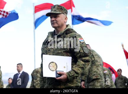 Cérémonie de clôture de la marche des membres de l'armée croate, participants à la génération 3rd de formation au Centre pour le développement des dirigeants 'Marko Babic' à la forteresse de Knin, Croatie, le 13. Octobre 2021. Les participants ont reçu des badges et des diplômes lors de la cérémonie. Photo: Dusko Jaramaz/PIXSELL Banque D'Images